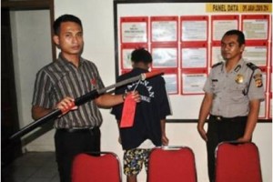 Salah seorang anggota polres Kuningan memperlihatkan senjata tajam hasil razia seusdai memeriksa anggota geng motor Eskot.